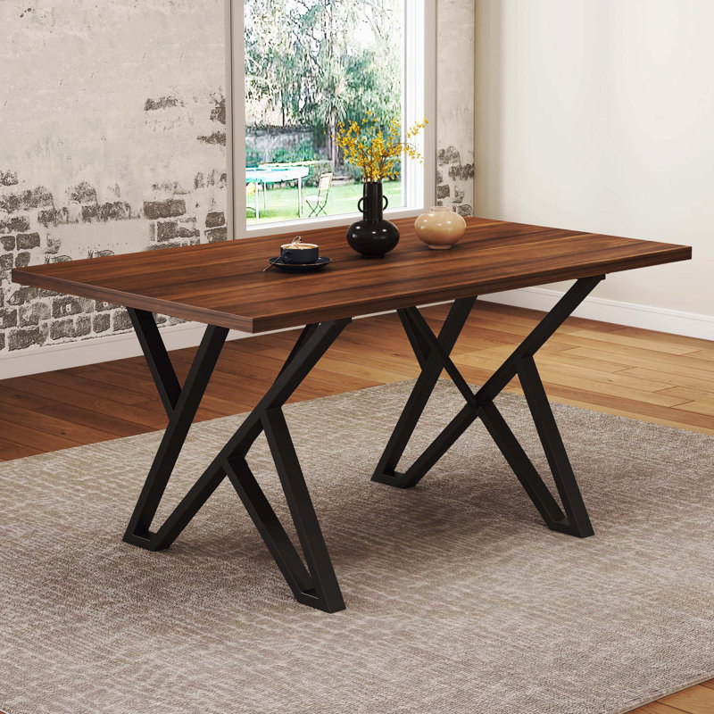 Table de salle à manger en noyer avec pieds robustes en métal