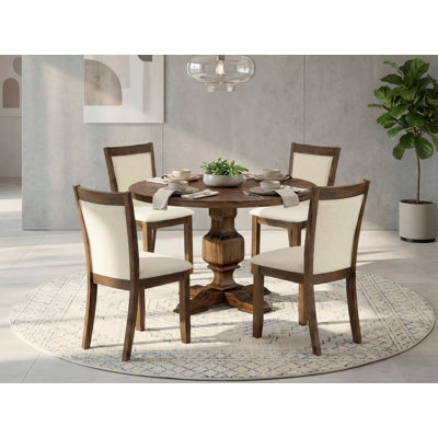 L'ensemble de cuisine 5 pièces comprend une table de salle à manger ronde avec piédestal et 4 chaises Parson en tissu de lin beige clair, sablage noyer antique