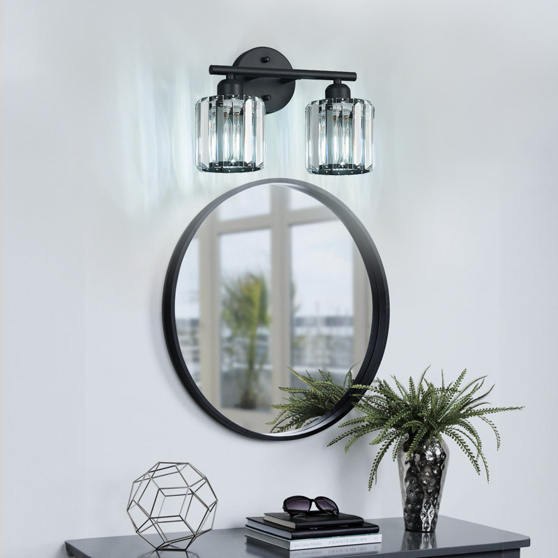 Applique murale verticale Kyneisha Modern Sand Black à 2 lumières en cristal, à placer au-dessus du miroir de la coiffeuse ou du lavabo. Compatible avec les ampoules à intensité variable (ampoules non comprises).