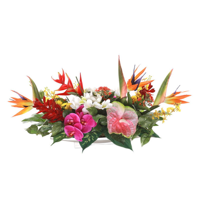 Arrangement de fleurs tropicales sur une plaque décorative argentée