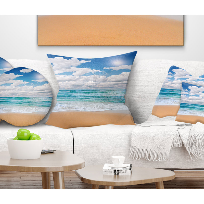 Coussin Peaceful Seashore Under White Clouds - Sea & Shore, Carrée 18 po x 18 po