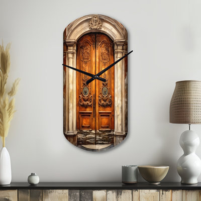 Vieille porte en bois Balzarini avec sculptures à Paris, France III - horloge murale asymétrique en métal Paris, impression d'horloge cylindrique brune