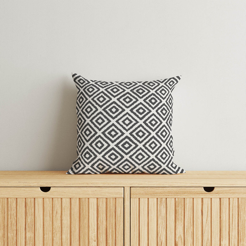 Coussin Ikat, Ivoire / ikat gris anthracite, H 26 po x l 26 po
