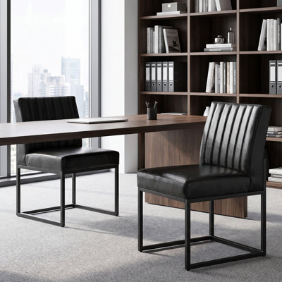 Chaise d'appoint rembourrée en similicuir