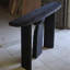 Console Mid-Century en bois massif noir-359100326