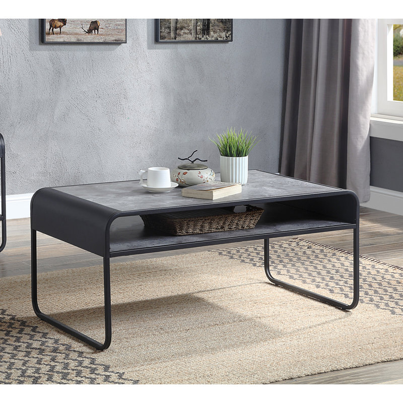 Table basse moderne au design épuré avec tablette en métal
