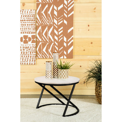 Table basse ronde en marbre avec piédestal angulaire noir, 23,43 po de largeur et de profondeur, rehausse le style des espaces de vie principaux, table d'appoint multifonctionnelle, structure en métal blanc poli