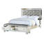Très grand lit, revêtement en similicuir, boutons, détails de miroir, tiroirs de rangement, chambre à coucher transitionnelle argent et gris, rangement, style