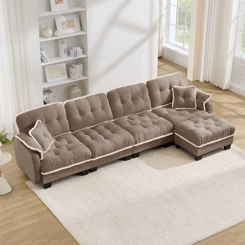 Canapé en L Chenille Cloud avec garniture pompon et coussins capitonnés, L 131,5 po, Chenille brun