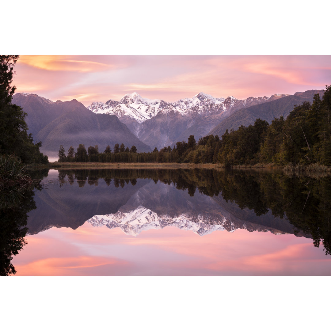 Rosa Sonnenaufgang am Matheson See von SusanWoodImages - Leinwandbild