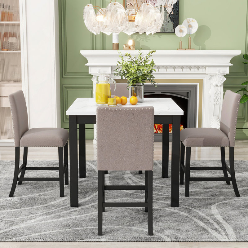 Ensemble de table de salle à manger 5 pièces à hauteur de comptoir avec une table de salle à manger en faux marbre et quatre chaises rembourrées en velours, brun