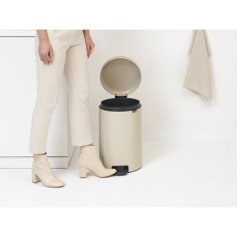 Poubelle à pédale de 5,3 gallons (20 litres) sur pied Newica, Beige doux