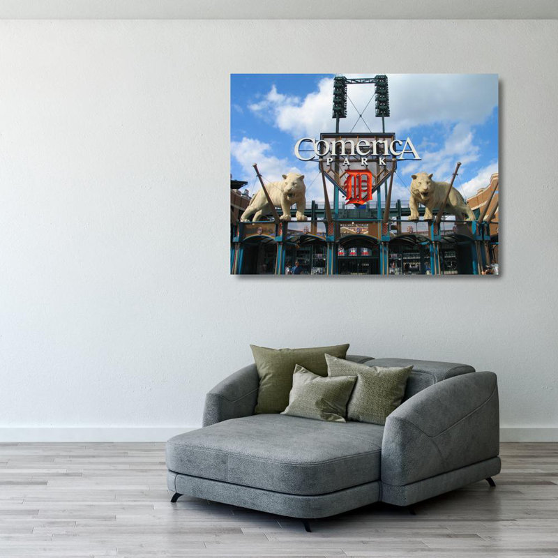 Comerica Park, H 28 po x l 37 po