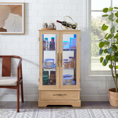 Vitrine lumineuse en verre avec tablettes réglables, lumières DEL et poignées en métal rétro pour un rangement élégant