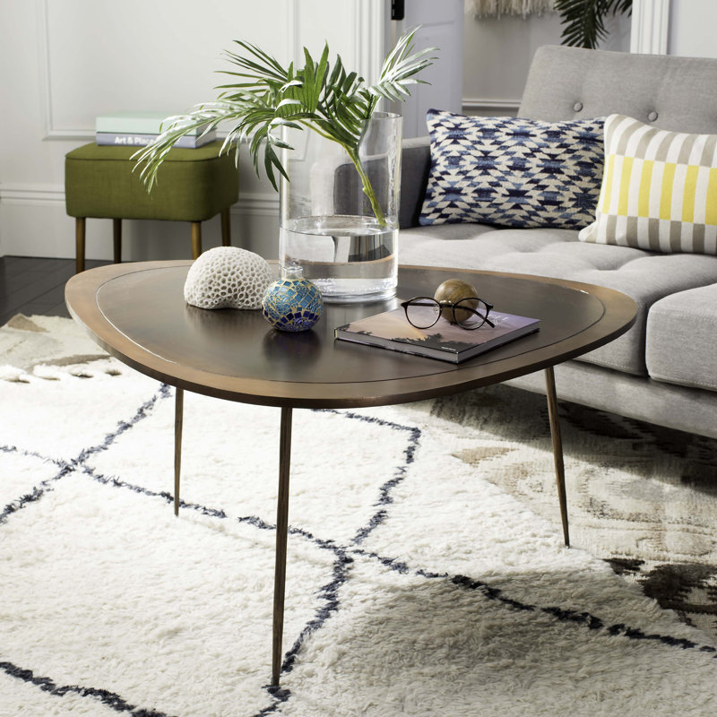 Table basse à 3 pieds