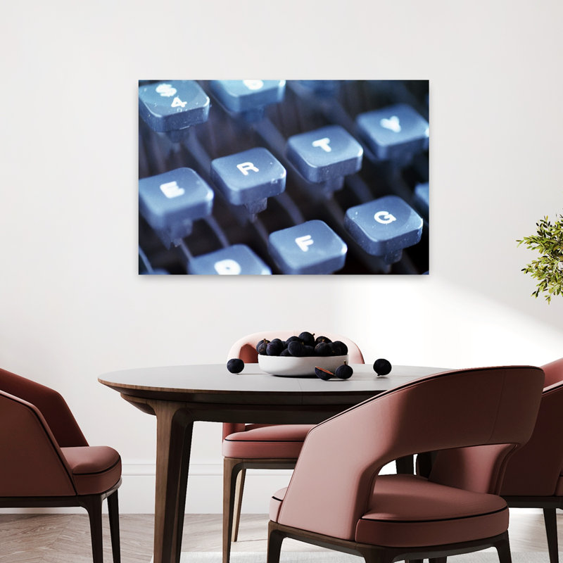 Gros plan sur des clés de machine à écrire bleues, art mural contemporain abstrait, H 24 po x l 36 po