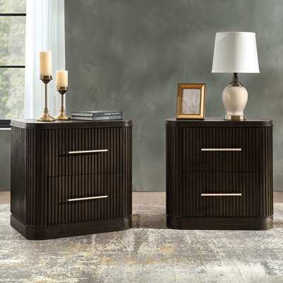 Table de chevet cannelée moderne à 2 tiroirs de 26 po de largeur Graciana avec multiprise intégrée et assemblage minimal