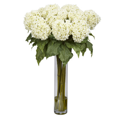 Arrangement floral hortensia dans un vase en verre
