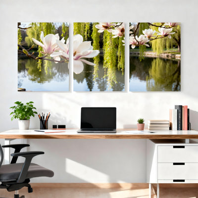 Ensemble de 3 toiles murales sur châssis représentant un paysage printanier de magnolias et de saules, idéal pour la décoration du salon, de la chambre et de la maison.