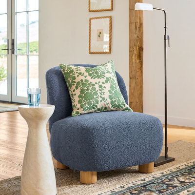Fauteuil de chambre rembourré organique à profil bas avec pieds en bois massif Organic