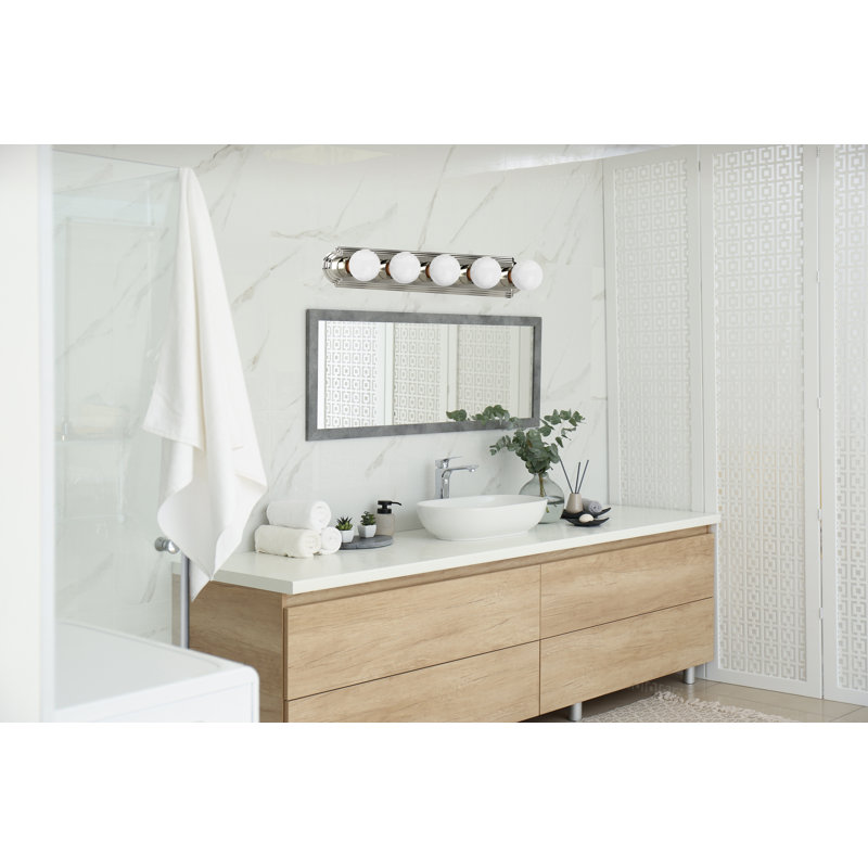 Barre d'éclairage de salle de bain murale en chrome à 5 lumières Brandon, Chrome