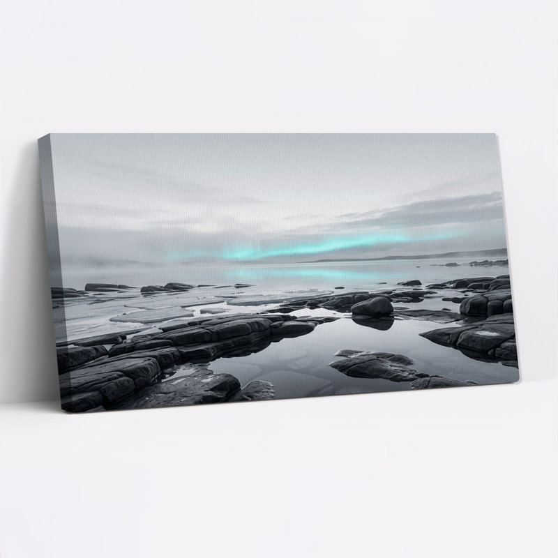 Tableau sur toile représentant un rivage rocheux brumeux sous un ciel turquoise flamboyant, L 32 po x H 16 po