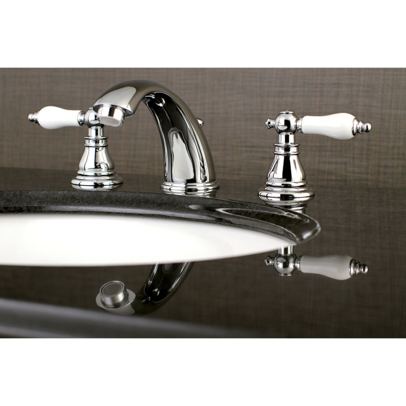 Robinet de salle de bain espacé à deux poignées à 3 poignées et fixation sur le comptoir avec bonde escamotable Kingston Brass