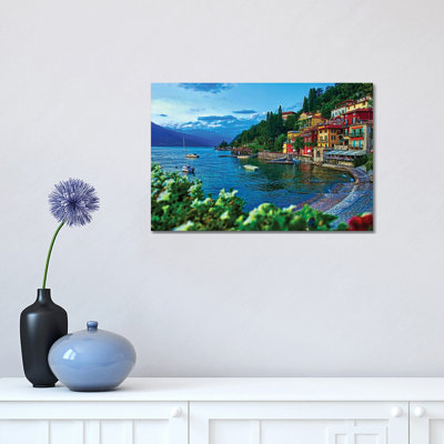«Town of Varenna on Lake Como» par Zoe Schumacher - reproduction de photo sur toile tendue