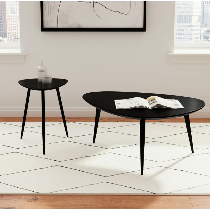 Table d'appoint triangulaire en bois de manguier massif, fini noir, bords arrondis, idéale pour le salon. Table d'appoint moderne en bois, pieds évasés.