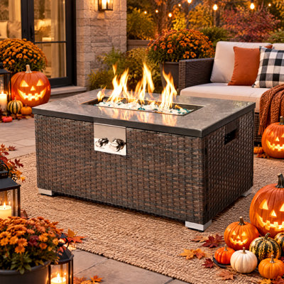 Foyer extérieur au propane de 81 cm (32 po) avec table de feu au propane de 50 000 BTU, plateau en céramique et base en osier, foyer rectangulaire pour patio avec pierres de verre et housse, table de feu au gaz de 50 000 BTU avec siège dissimulant la bonbonne de gaz, foyer moderne léger en béton pour patio, cour arrière et terrasse – Comprend des pierres de lave et une housse imperméable