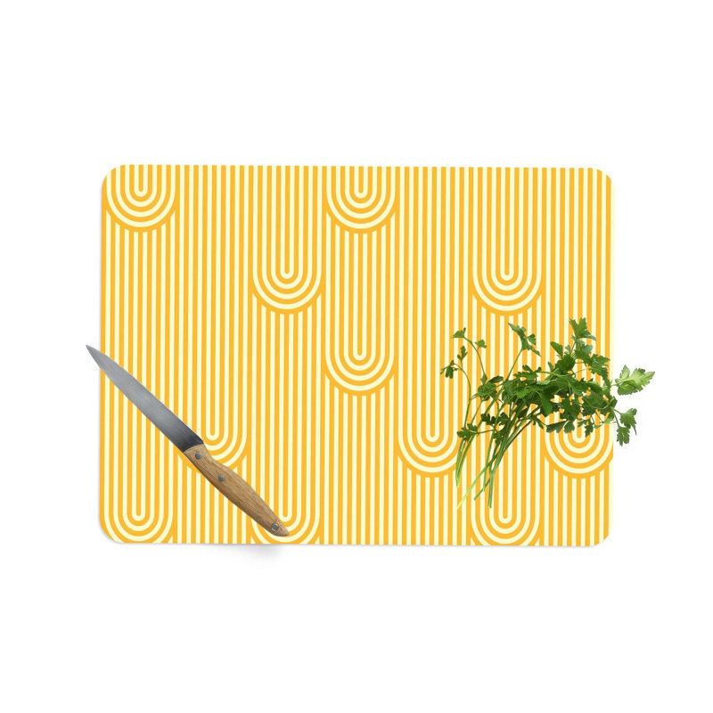 Planche de service moderne en verre jaune avec un design minimaliste, idéale pour le fromage et le service personnalisé