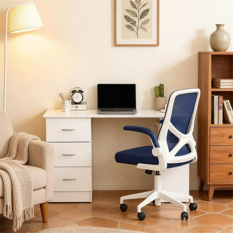 Bureau minimaliste avec beaucoup de rangement et une configuration ajustable
