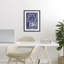 Vase chinois sur toile bleue, impression par Hannah Byatt-1829810029-1829808274