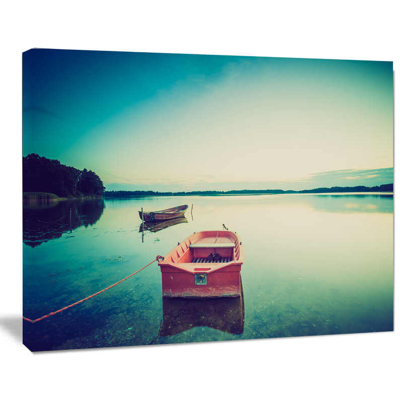 Bateau rose dans un lac rétro - reproduction de photo, H 30 po x l 40 po x P 1,5 po, Toile tendue