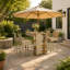 Ensemble de bar extérieur en osier cinq pièces avec étagères de rangement et tabourets ergonomiques pour recevoir sur la terrasse.