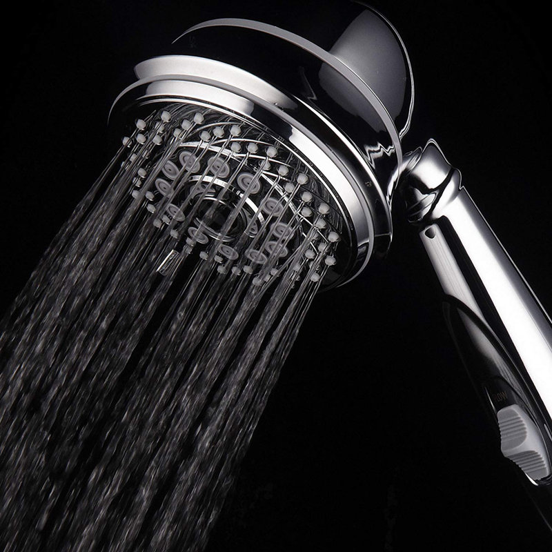 Pomme de douche autoportante en marche