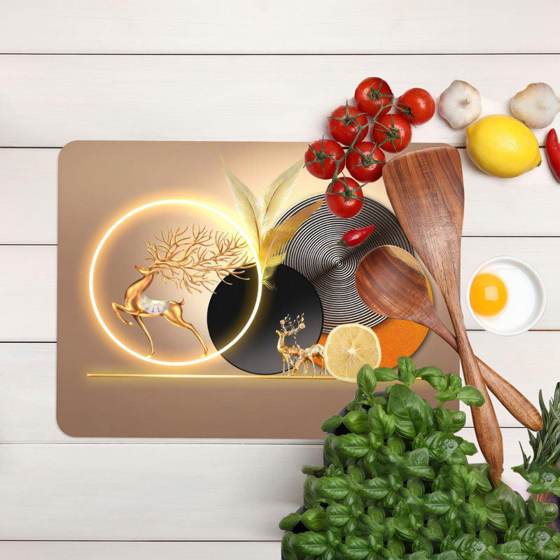 Conception de cerf abstraite ornée d'or sur une planche à découper en verre trempé idéale pour les besoins de la cuisine moderne et du camping avec support en verre stylisé