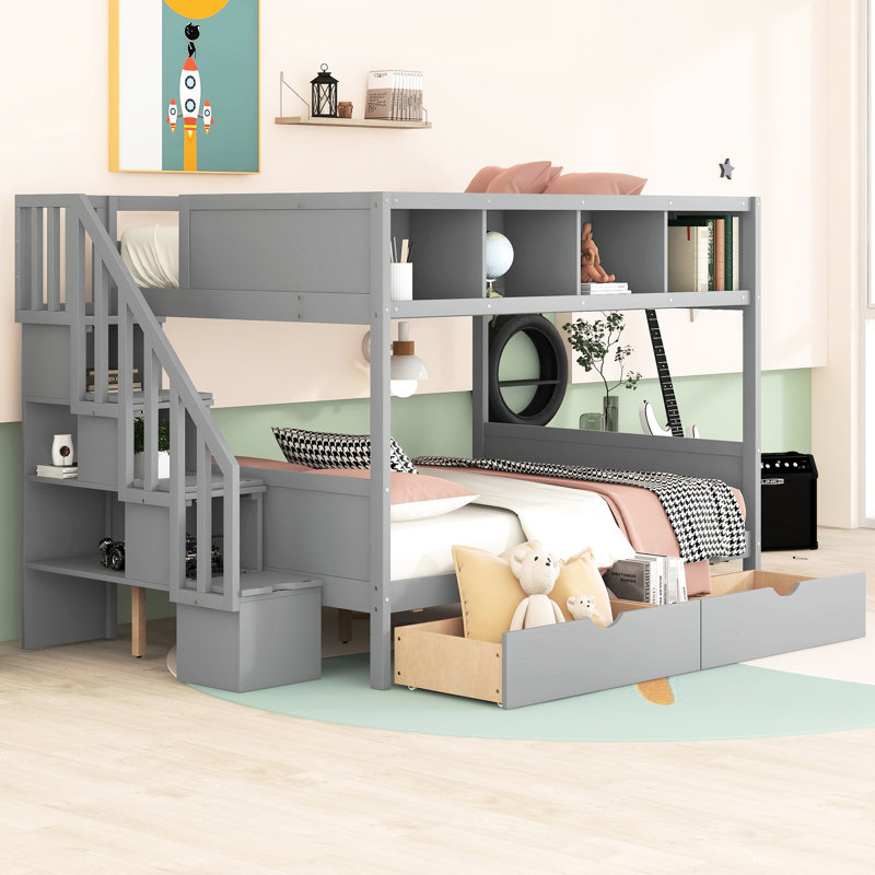 Lit superposé simple au-dessus d'un lit double gris avec tablette, rangement pour escalier et 2 tiroirs. Créez un espace de détente dans la chambre à coucher avec des tablettes, des tiroirs et un espace organisé pour la famille