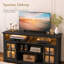 Meuble télé noir avec éclairage DEL, armoires en verre et tablettes ouvertes. Console multimédia moderne pour le rangement et la décoration de salon-132790804