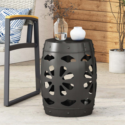 Élégante table de bout en métal avec un design élégant en fer et une structure thermolaquée durable, parfaite pour les intérieurs modernes.
