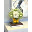 Hortensias disposés dans un vase en verre avec des citrons