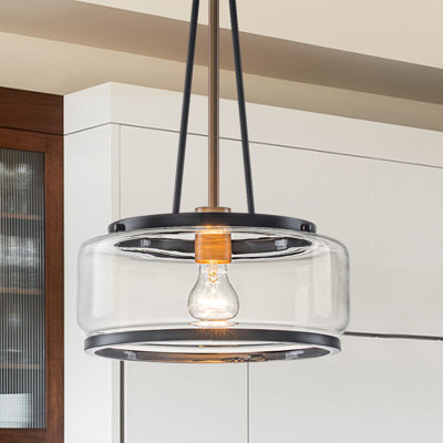 Le luminaire suspendu en verre à 1 lumière Akima se transforme en plafonnier semi-encastré.