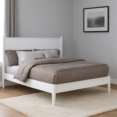 Très grand lit plateforme Mid-Century moderne au fini blanc, aucun sommier tapissier requis, pieds fuselés ronds, ensemble de lattes pour le soutien de la chambre à coucher et confort d'air