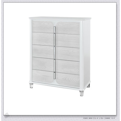 La commode grise Brenda avec tiroirs spacieux et pieds en acrylique modernes est parfaite pour les chambres à coucher contemporaines et le rangement efficace.