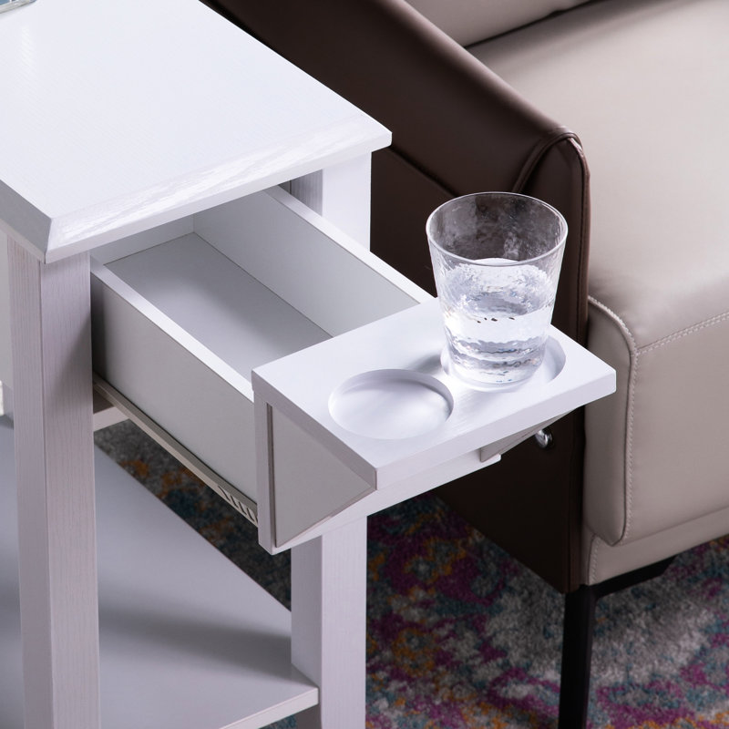 Table de chevet blanche avec deux porte-gobelets et rangement décoratif pratique