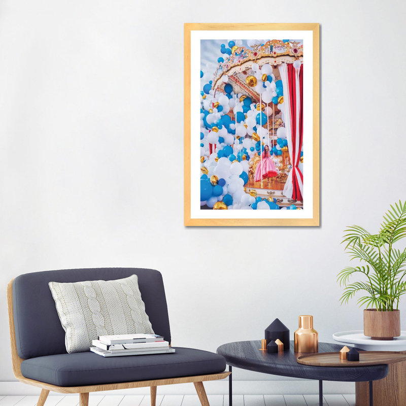 Carrousel de Moscou par Hobopeeba-impression, H 32 po x l 24 po x P 1 po, Blanc, Toile avec cadre en bois beige