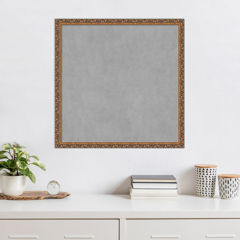 Tableau magnétique encadré bronze antique, H 26 po x l 26 po