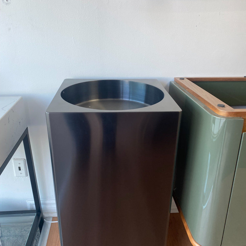 Lavabo sur pied gris en acier inoxydable