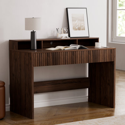 Bureau de direction moderne cannelé de 47 po de style Mid-Century avec support pour écran surélevé et tablette de rangement