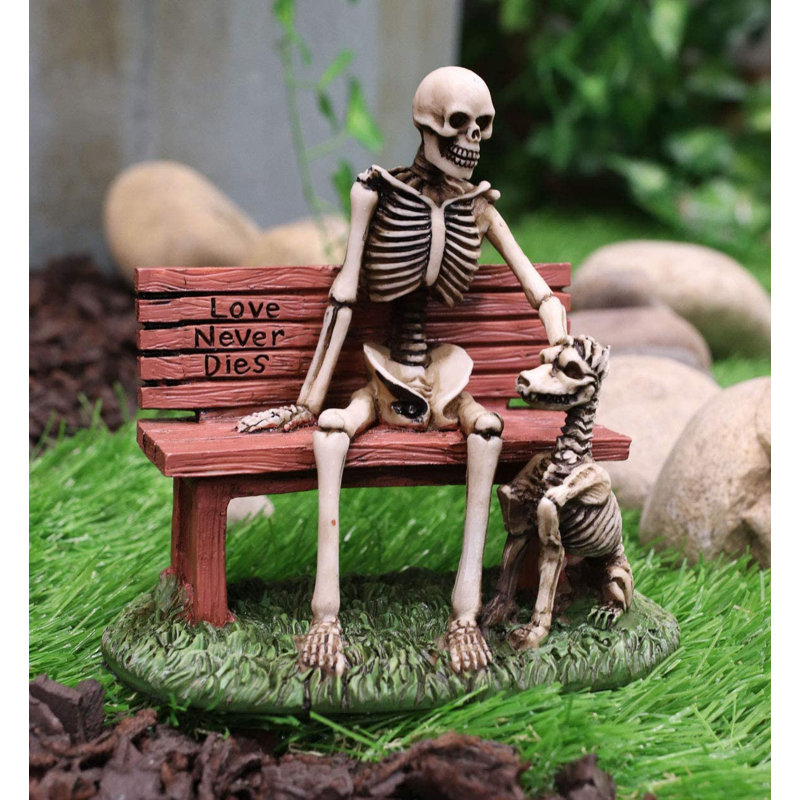 Anibal Love Never Dies «Skeleton Man» tapotant son copain